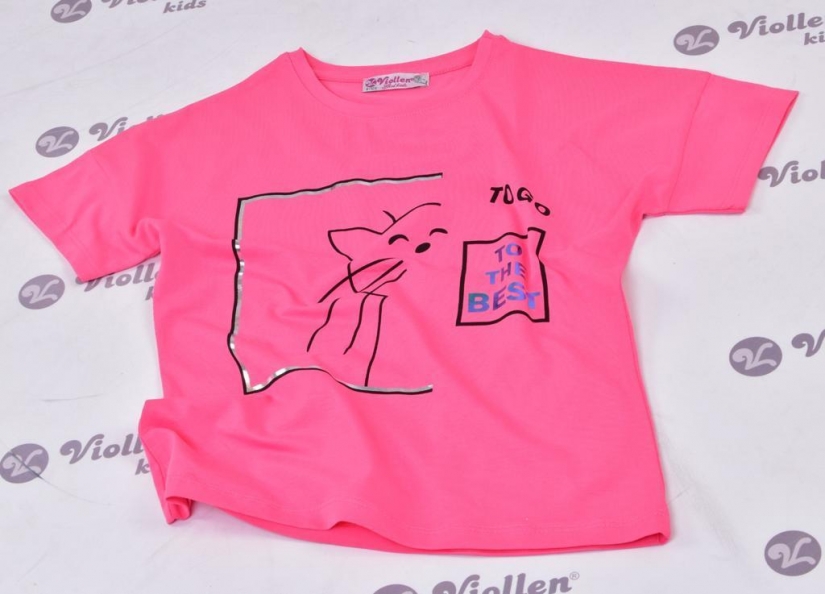 T-shirt girl with a cat