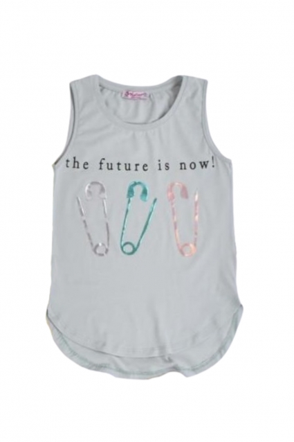 Fata tricou cu o inscriptie