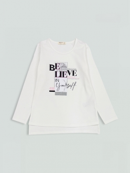 A baby blouse for a long -sleeved girl, color ecru