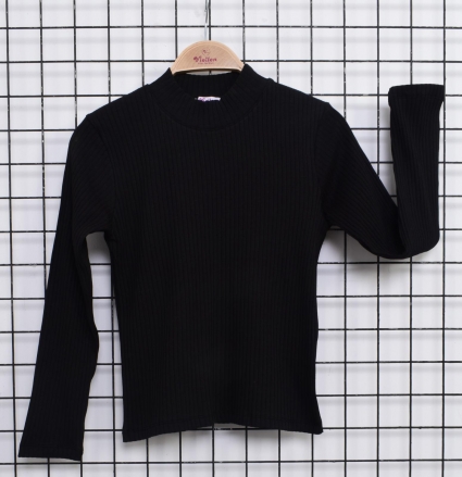 A baby blouse for a long -sleeved girl, black