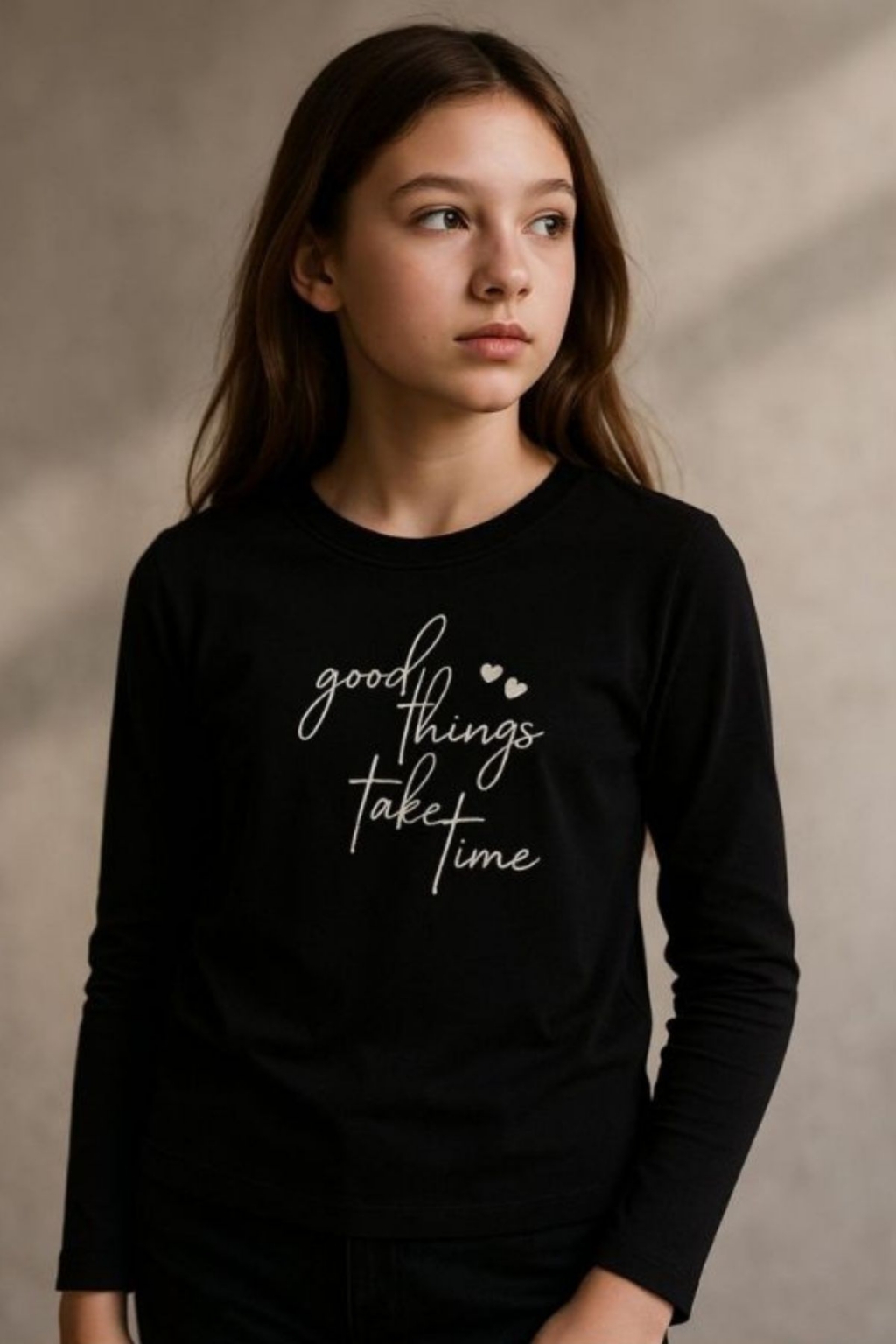 A baby blouse for a long -sleeved girl, black