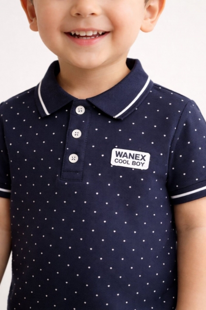 Un tricou pentru bebeluși pentru un băiat cu guler, culoare albastră