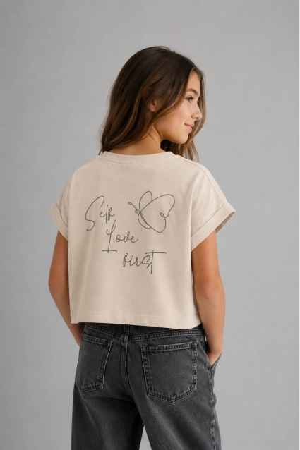 Fata tricou